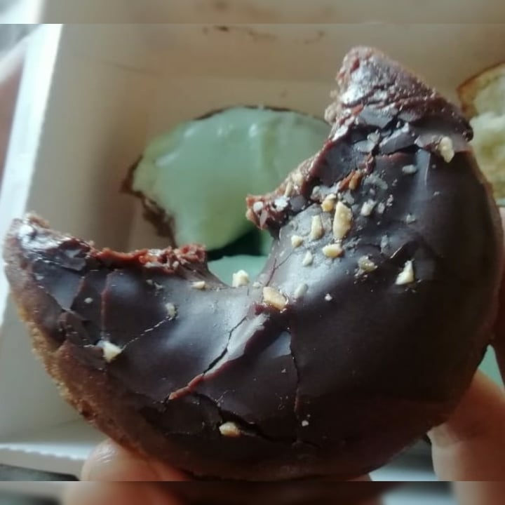 photo of Donut Corp. Dona menta chocolate shared by @unknownsoldier on  01 May 2020 - review