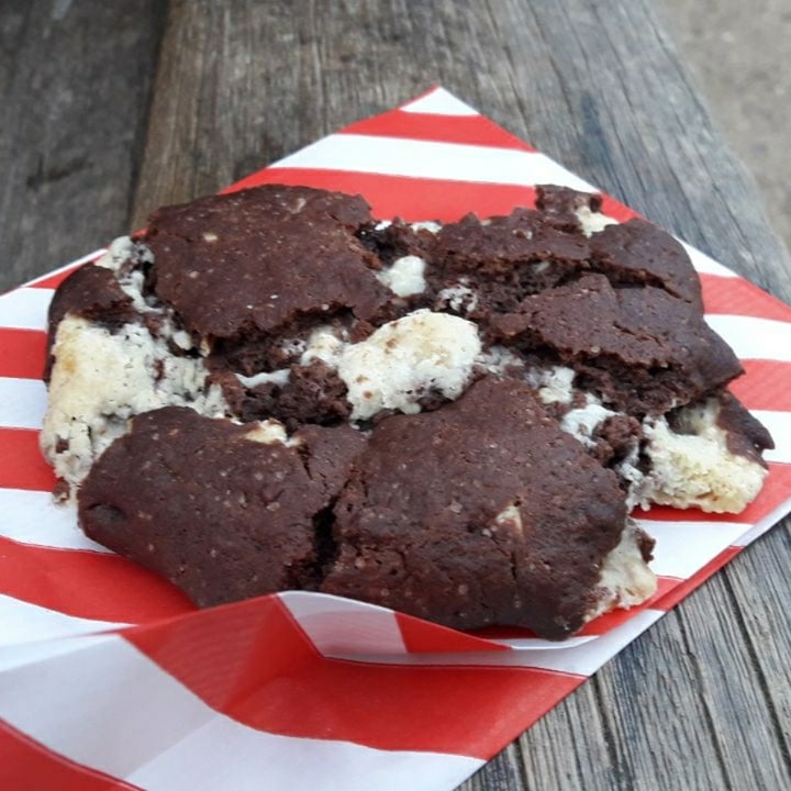 photo of THUNDER VEGAN FOOD Monster cookie con chocolate blanco shared by @mfs on  13 Apr 2022 - review