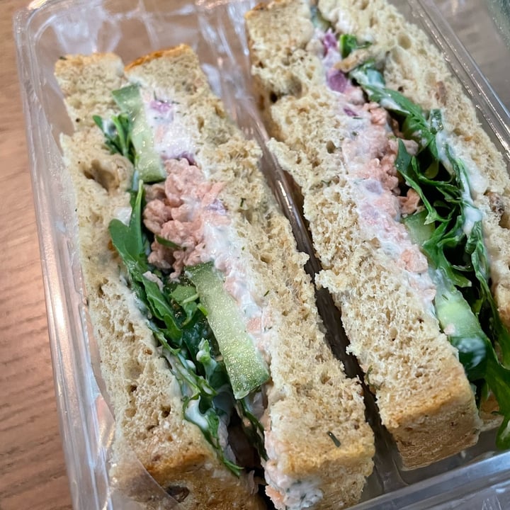 photo of Starbucks Coffee tu’nah sandwhich shared by @callyjoart on  28 Apr 2022 - review