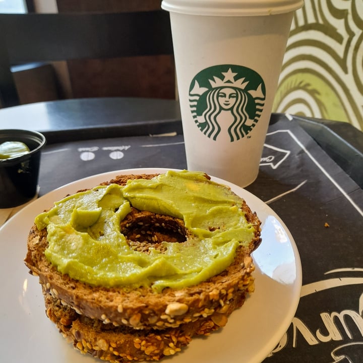 review photo of Starbucks Coffee bagel con palta shared by @lucianacircular on 05 Dec 2022 - review
