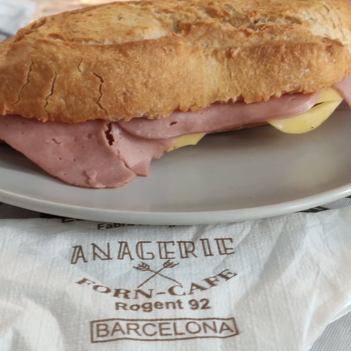 review photo of Anagerie Cafeteria Jamón Dulce Vegano Con Queso Mozzarella De Especies shared by @jessyjess84 on 04 Sep 2020 - review