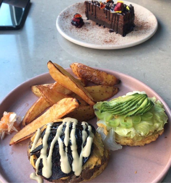 review photo of Mudrá Mega burger y Torta de Chocolate shared by @sofialan on 12 Jan 2022 - review
