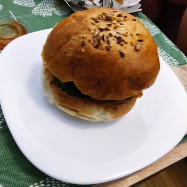 photo of NOBRAC SOULFOOD / Hamburguesería Gourmet / Café / Copeteo Hamburguesa Veggie Roja shared by @mamaroach on  01 Aug 2022 - review