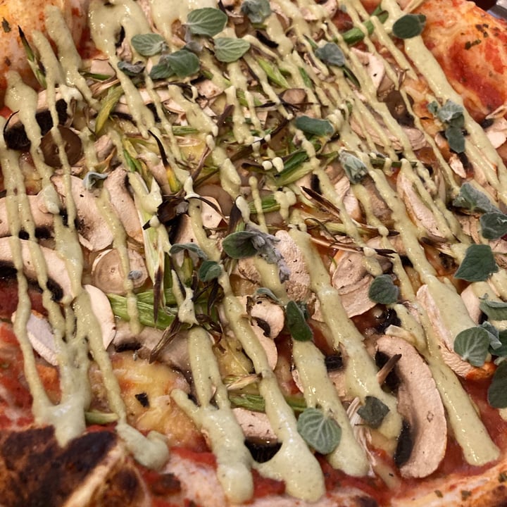 photo of Pizzi & Dixie Pizza Con Salsa De Pistacho shared by @alkalis15 on  25 Feb 2021 - review