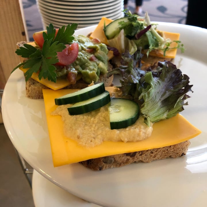 photo of Dorint City-Hotel Bremen Bread with Hummus & Cucumber shared by @alessandraf on  13 Jul 2022 - review