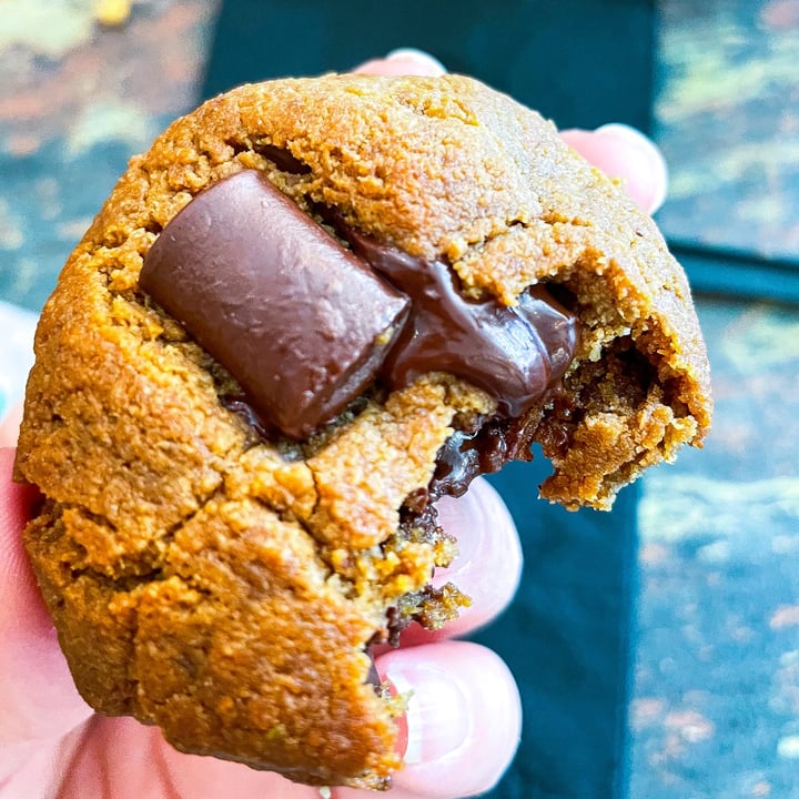 photo of Root2RiseNY Chocolate Chip cookie shared by @veganfoodcrazy on  12 Nov 2021 - review