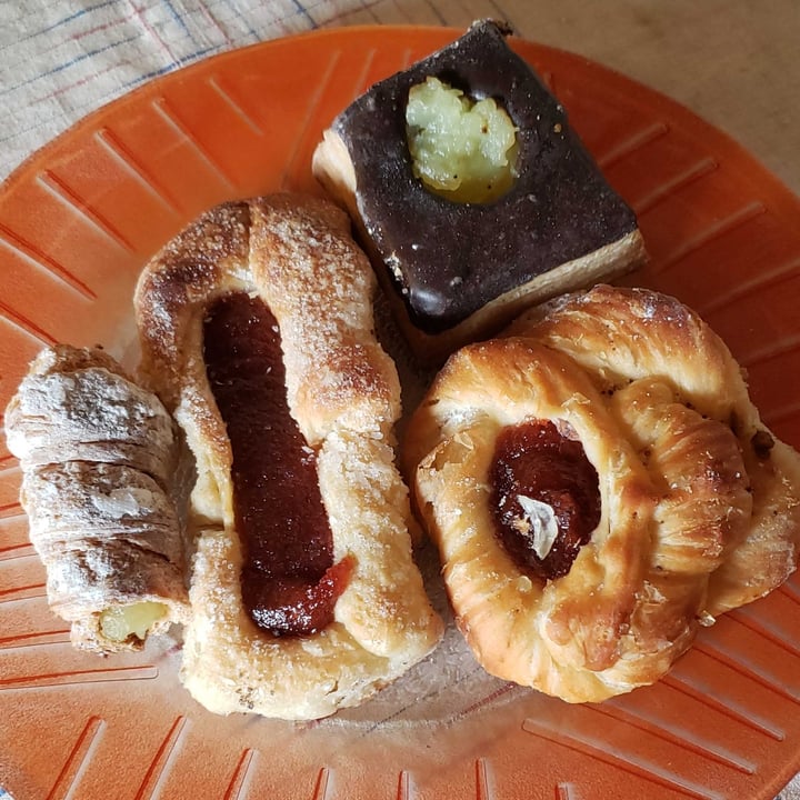 review photo of Panadería vegana Facturas shared by @danielacianfrini on 08 Oct 2022 - review