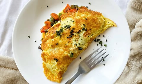 Questa soffice omelette vegana di tofu rende la tua giornata più leggera 