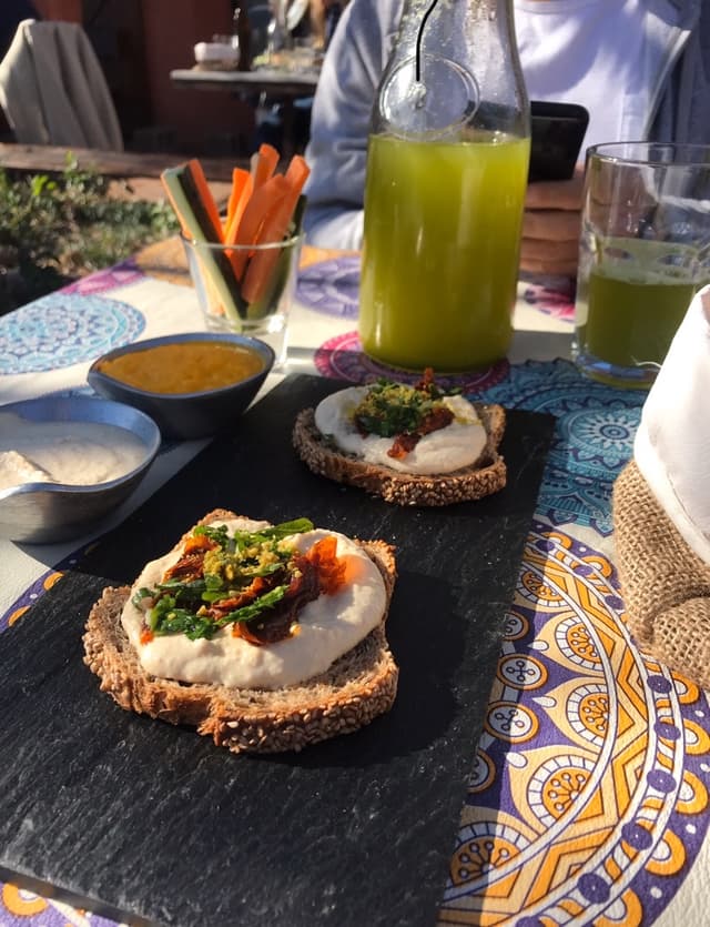 菜肴“Tostado de Hummus”的照片