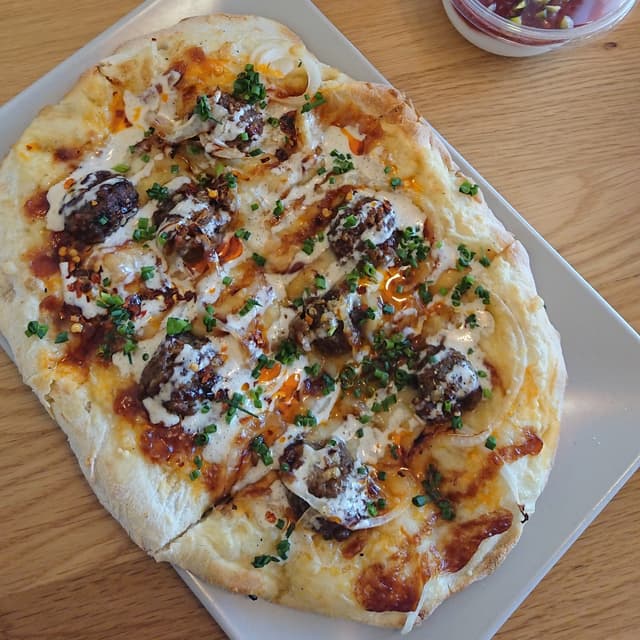 「Pinsa Barbecue Meatballs」の料理の写真
