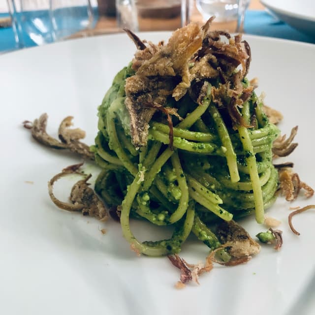 Foto do prato “Spaghettone al pesto di cavolo nero e carciofi fritti”