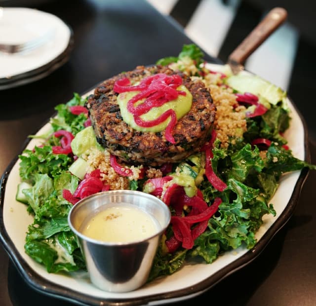 Foto del piatto “Vegan Burger & Quinoa Bowl”