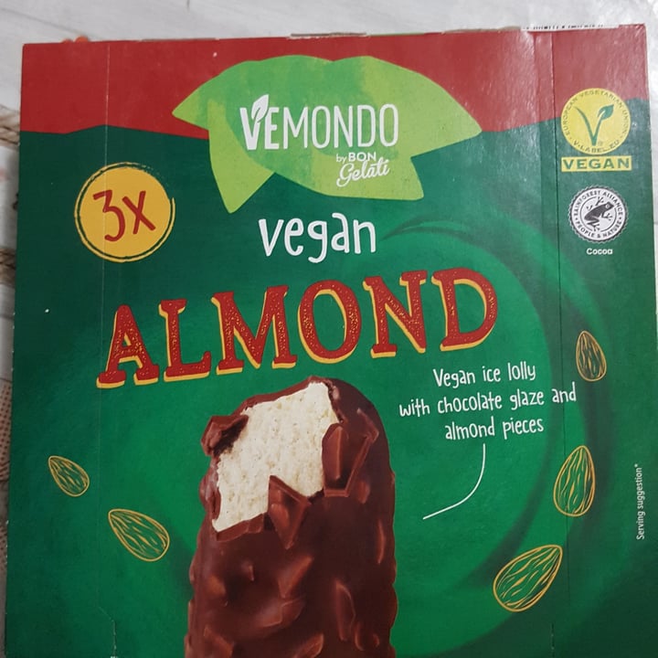 photo of Vemondo  Vegan almond Ice cream shared by @alessiavegan78 on  11 Aug 2022 - review