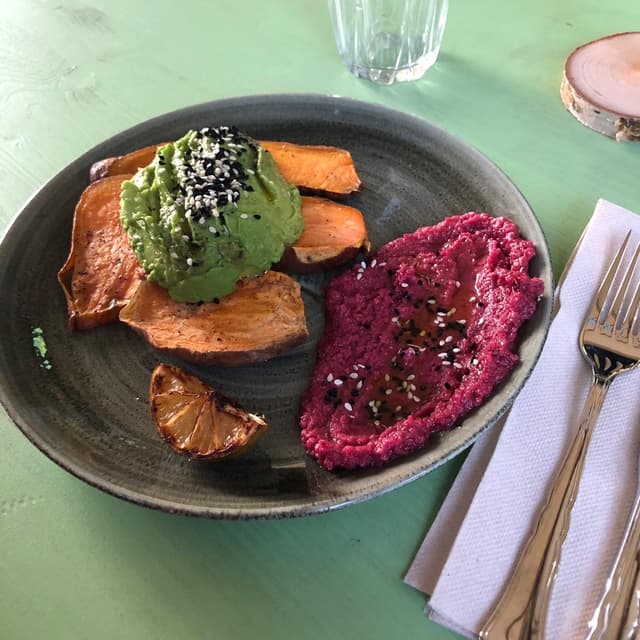 Photo of the dish “Avocado Toast Con Hummus Alla Barbabietola”