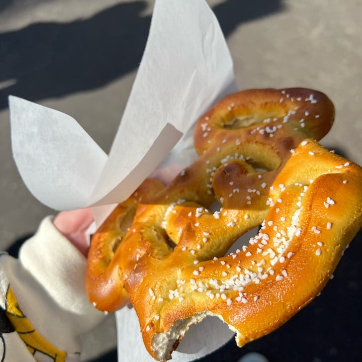 photo of Disneyland Park Mickey Mouse Pretzel shared by @vaydaf on  02 May 2022 - review