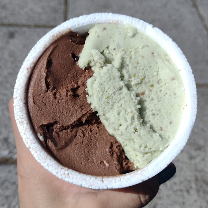 photo of Amazonia Helados chocolate italiano y pistacho shared by @luluz on  04 Oct 2022 - review