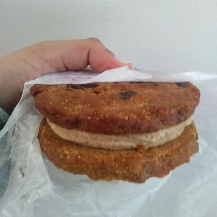 photo of Vurguesa Alfajor Helado Maní Y Banana Sin Gluten shared by @marpoisonheart on  02 Oct 2020 - review