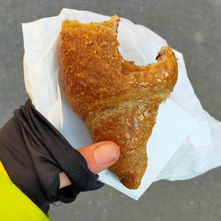 review photo of Caffè dei Portici Brioche vegana ai frutti di bosco shared by @larabeans on 14 Feb 2022 - review