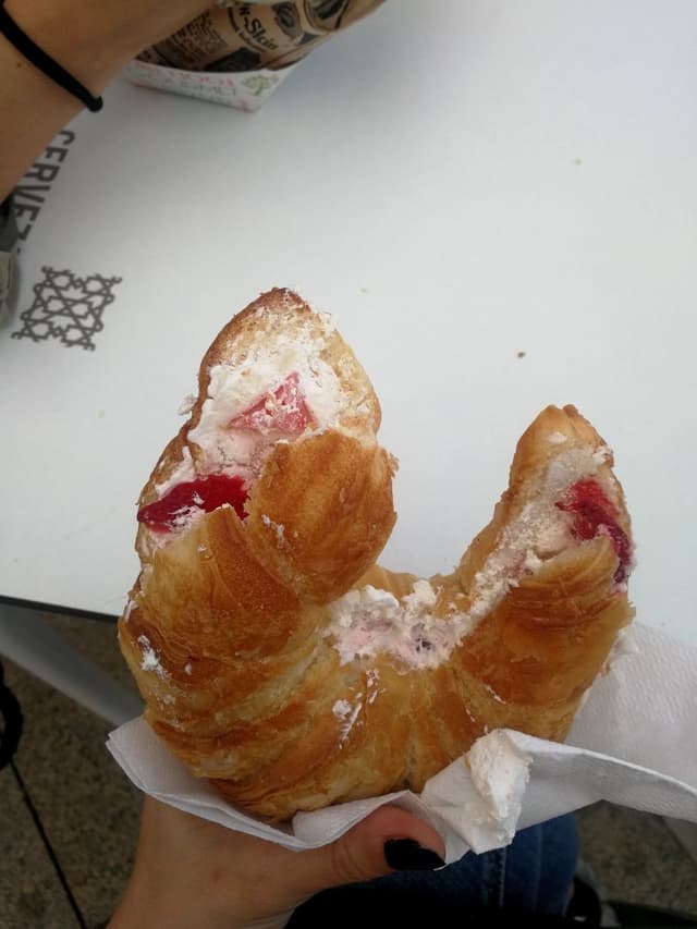 Foto del plato “Croissant con nata y fresas”