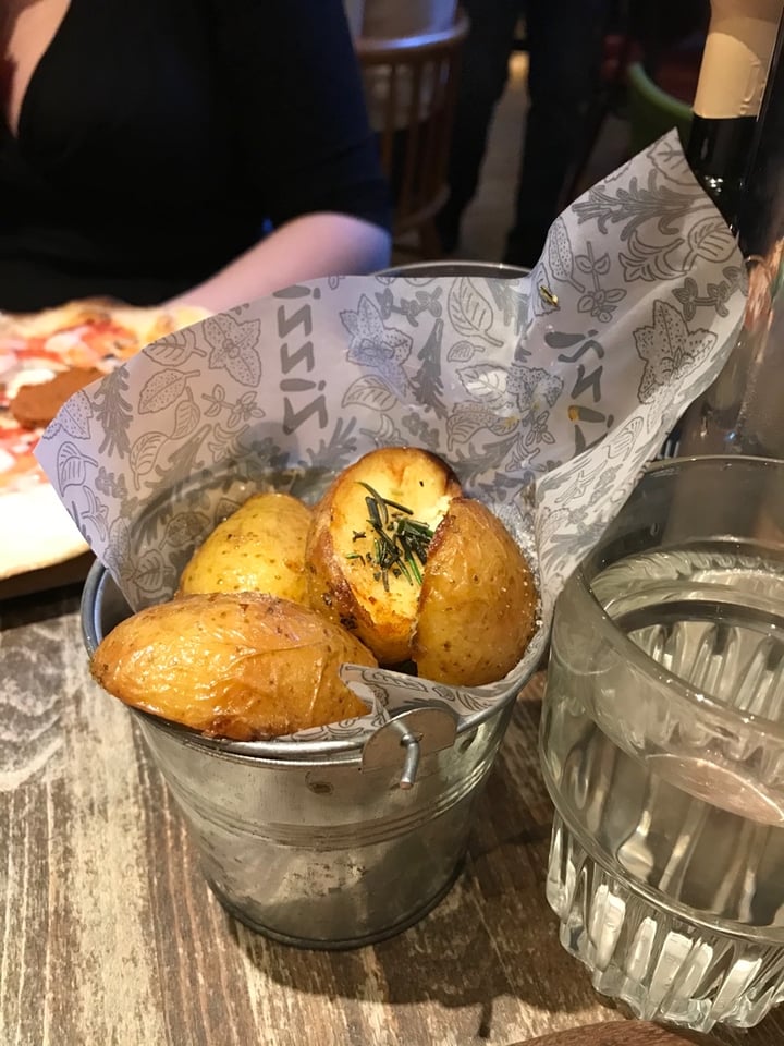 review photo of Zizzi Nottingham Rustica Vegan Margarita With Caramelised Onions, Roast Tomatoes And Peppers. And Fried Herby Potatoes 🥔 shared by @lucymaryjohnson on 12 Jan 2020 - review