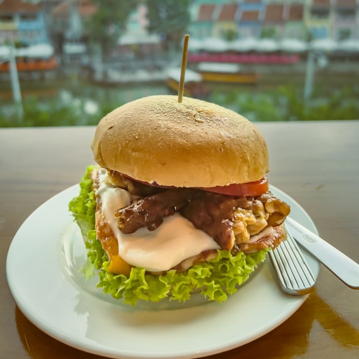 photo of nomVnom Bistro Ham N Cheese Burger shared by @vegan-ravana on  17 Apr 2022 - review