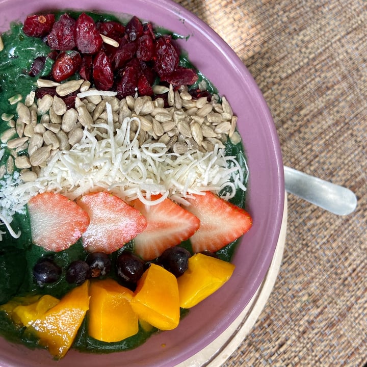 review photo of Sirena Morena Green smoothie bowl shared by @tamarafregoso on 14 Jun 2021 - review