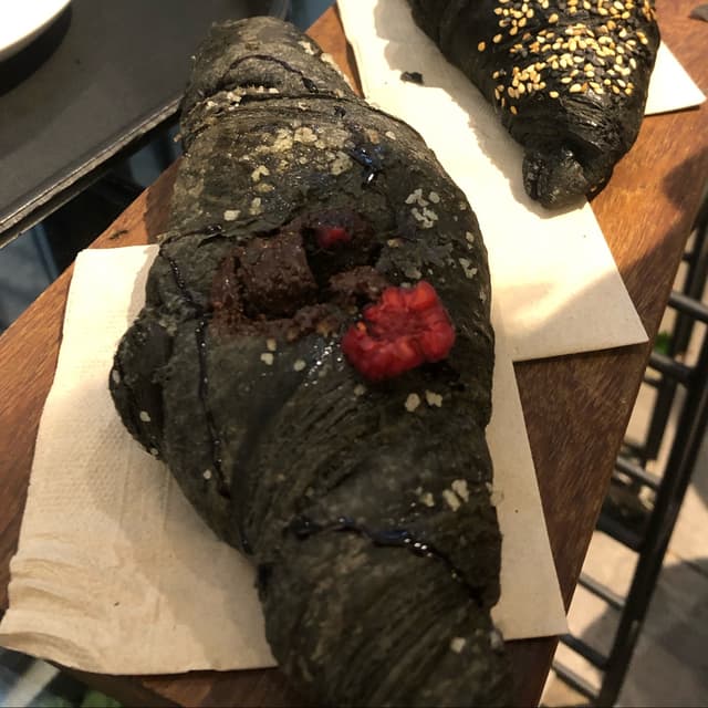 菜肴“Cornetto Con Marmellata Ai Lamponi E Nocciolata”的照片
