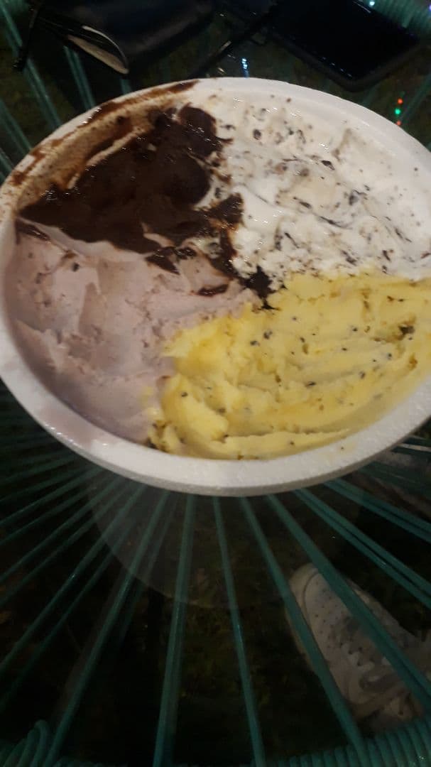 菜肴“Helado Açaí Y Banana, Chocolate Pishko,menta Granizada Y Maracuya”的照片
