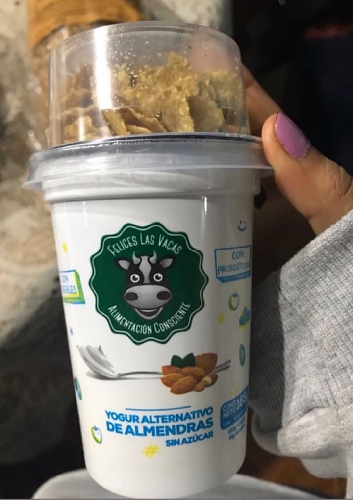 review photo of Felices Las Vacas Yogur de Almendras y Durazno shared by @jenniferchavess on 09 Dec 2019 - review