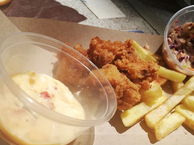 菜肴“Chicken Style Kebabs And Chips”的照片