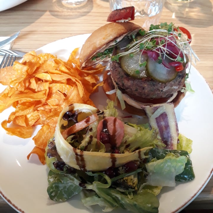 review photo of Oasis Restaurant Mama burger shared by @latotta on 04 Apr 2022 - review