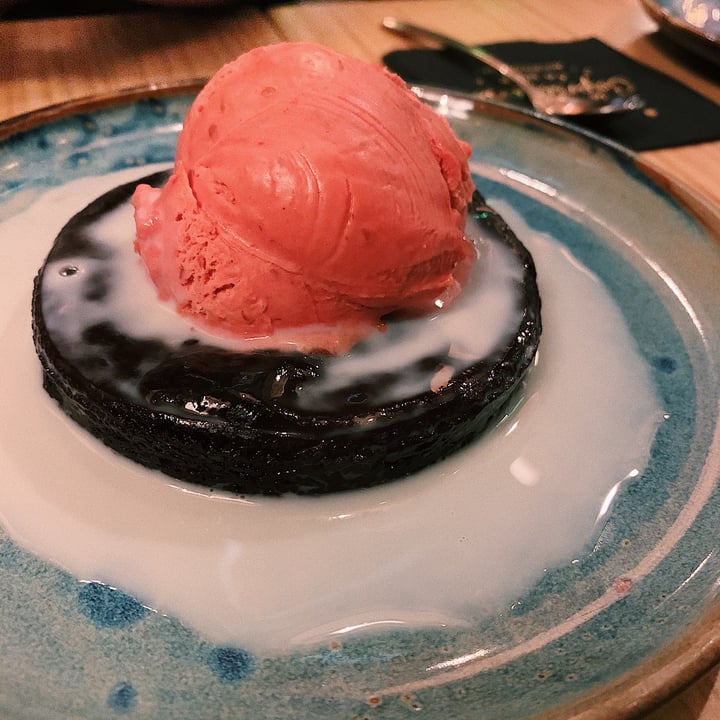 review photo of Avocado Love Brownie con helado de aguacate shared by @crazyoatlady on 03 Dec 2020 - review