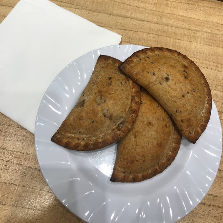 review photo of Costumbres Argentinas Empanadas veganas shared by @hebezb on 11 Apr 2022 - review