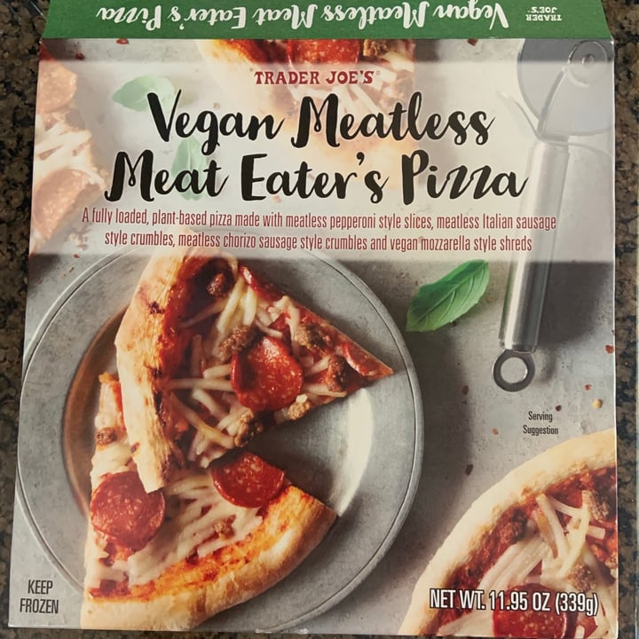 photo of Trader Joe's Vegan meatless meat eaters pizza shared by @ilanafontes on  19 Aug 2021 - review