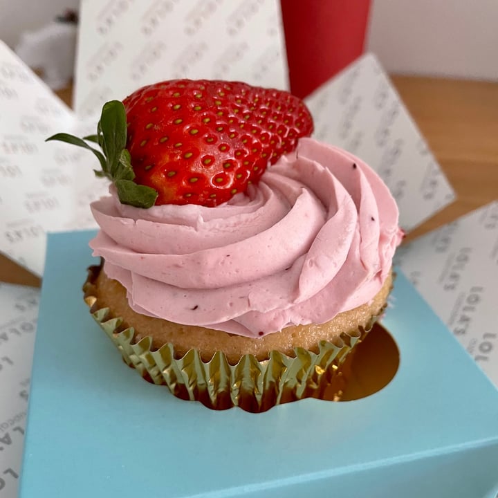 photo of Lola's Cupcakes Covent Garden Strawberry cupcake vegan shared by @appleappleamanda on  24 Apr 2021 - review