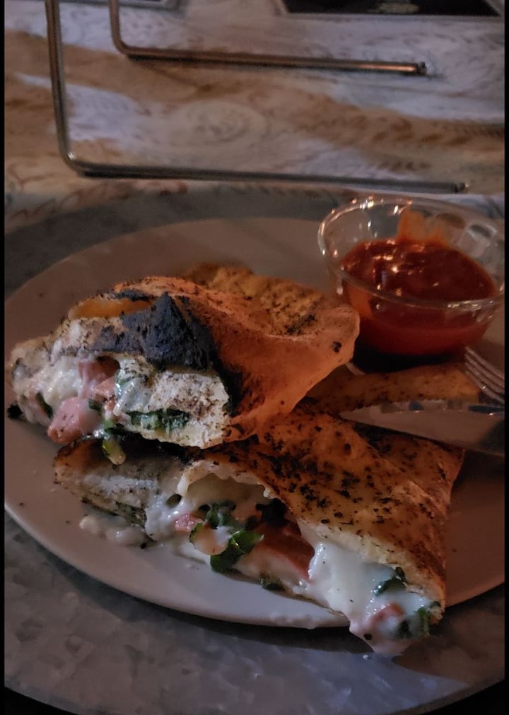 photo of Ixteriolo's Calzone shared by @katiardz on  16 Dec 2019 - review