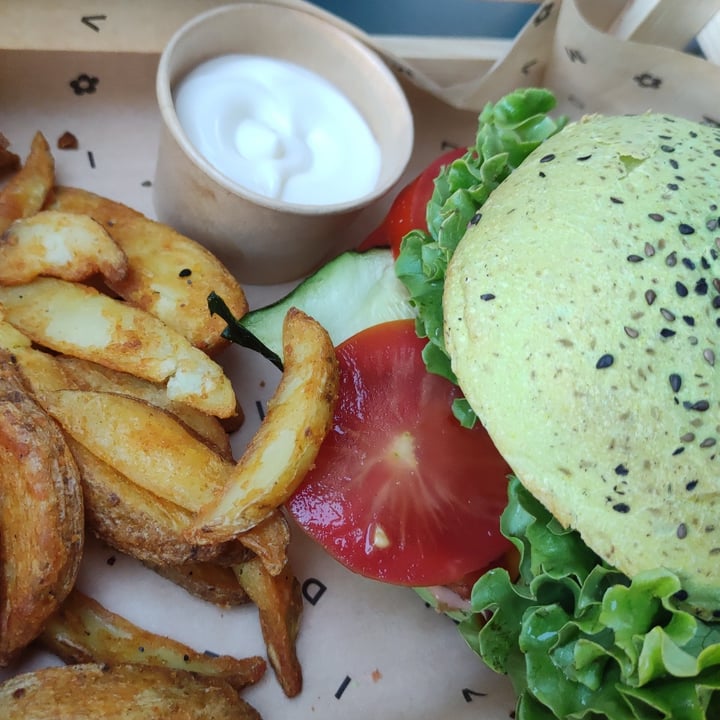 photo of Flower Burger Jungle burger bbq shared by @lalaravegana on  02 Jul 2022 - review