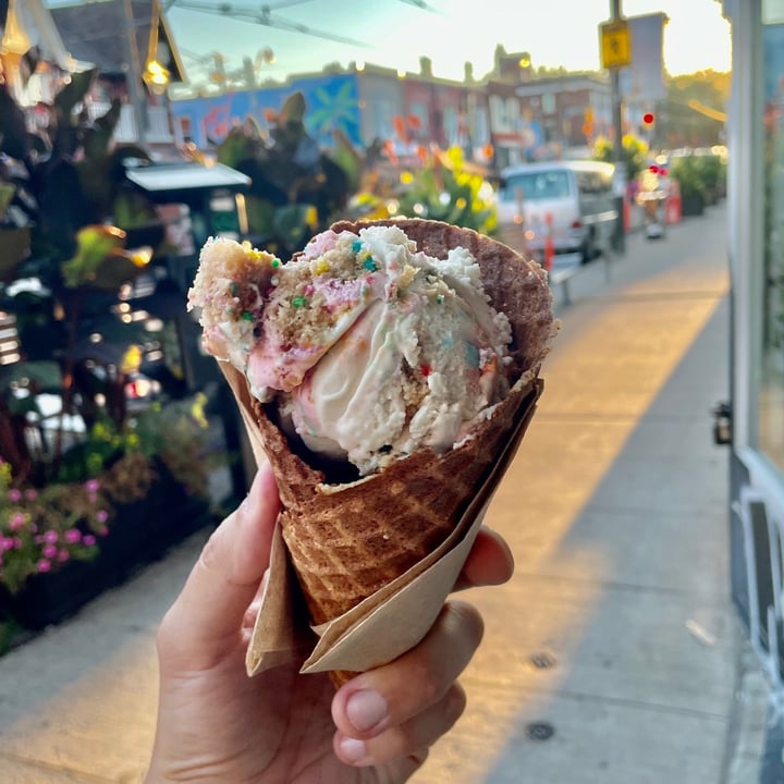 photo of Honey’s Ice Cream birthday cake ice cream waffle cone shared by @xdarrenx on  09 Sep 2021 - review