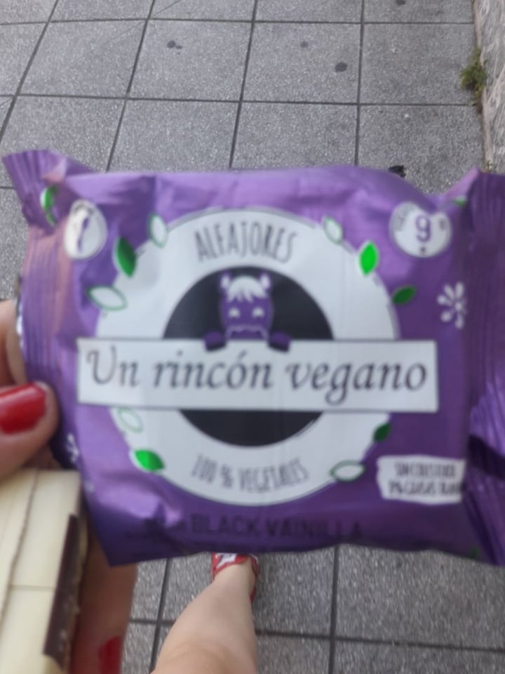 photo of Un Rincón Vegano Alfajor Black Vainilla shared by @macarenasol on  17 Dec 2019 - review