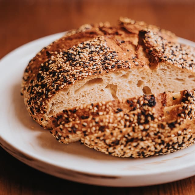 「Sourdough Miso Sesame」の料理の写真
