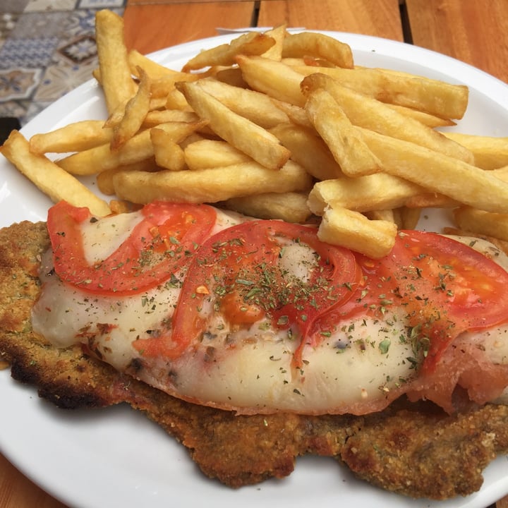 photo of Pola Milanesa Con Jamón, Queso Y Tomate shared by @marzonicolas on  26 Aug 2021 - review