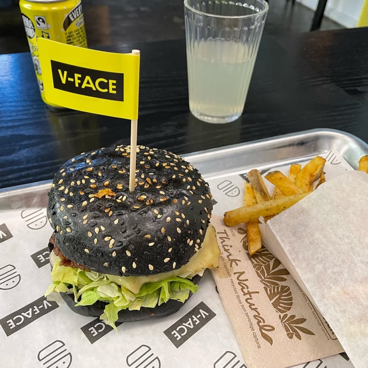 photo of V-Face The Smoke Show Vegan burger shared by @mariadesantis on  20 Mar 2022 - review