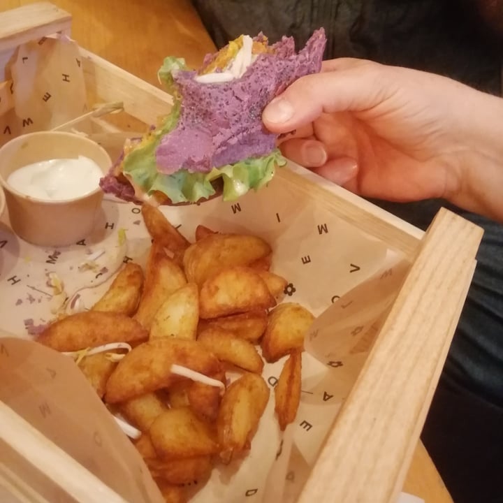 photo of Flower Burger Flower Burger shared by @cadodi on  01 Nov 2022 - review