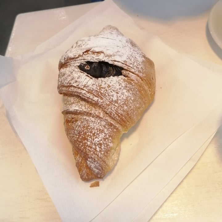 review photo of Bar Dolcezza di Cuscunà Temistocle Cornetto al cioccolato shared by @rosannad93 on 29 Oct 2022 - review