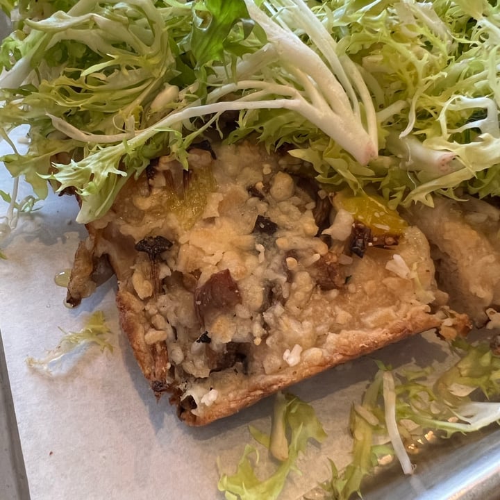 review photo of Nic's On Beverly Bianco wood fired pizza shared by @deartaratran on 10 Apr 2022 - review