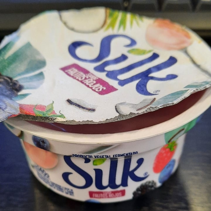 photo of Silk yogurt frutos rojos shared by @luciabarbin on  21 Sep 2022 - review