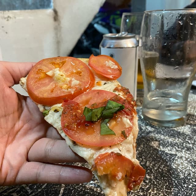「pizza napolitana y caprese」の料理の写真