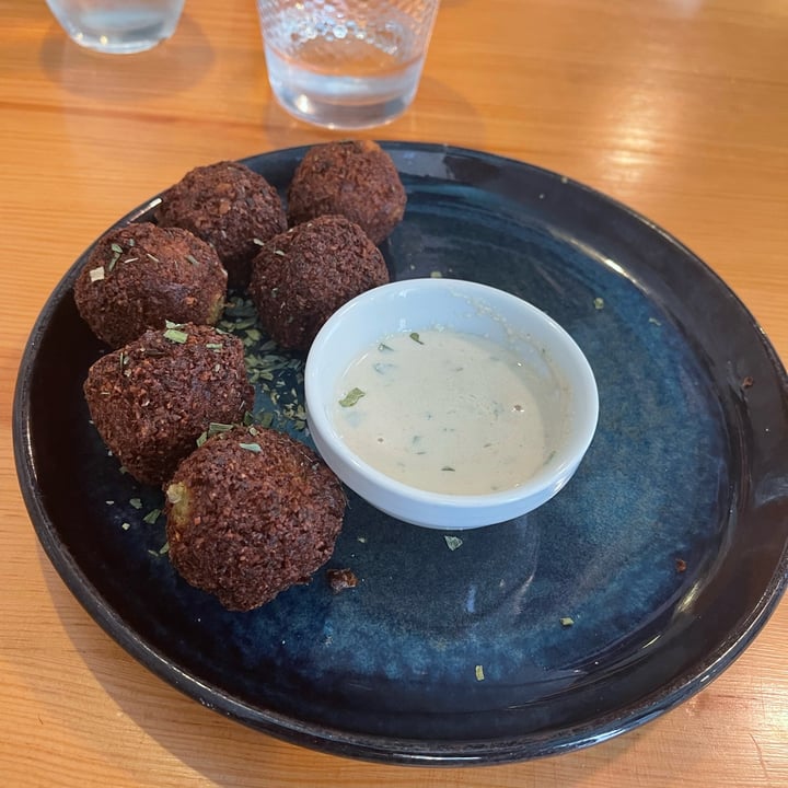 photo of Kind Kitchen Falafel Com Molho De Iogurte E Molho Chili shared by @simonflames on  21 Aug 2022 - review