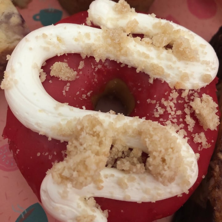 photo of Kjeks - Vegan Cakeshop Himbeer Cheesecake Doughnut shared by @franciiotto on  12 Apr 2022 - review