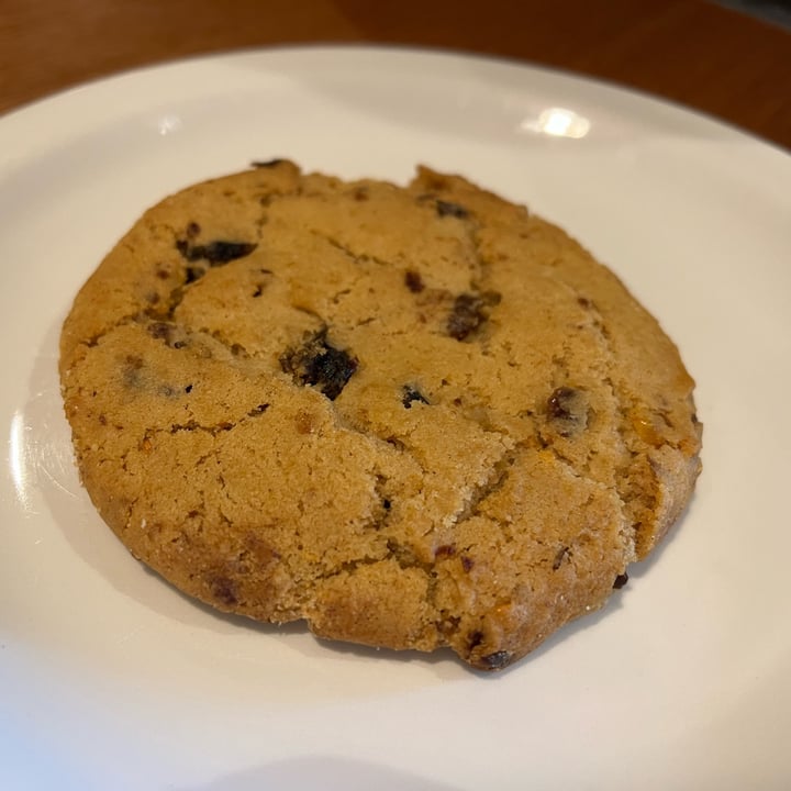 photo of Starbucks Coffee Caramel & Date Cookie shared by @ameriamber on  22 Apr 2022 - review